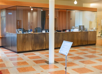 Eingangsbereich Euregio Kulturzentrum Toblach